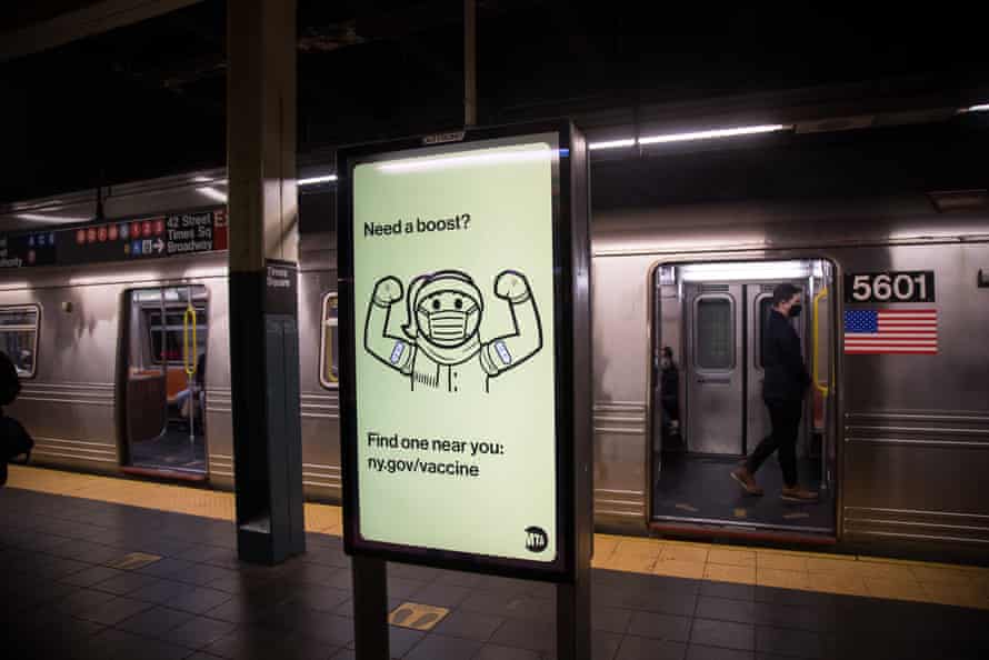 Das New Yorker U-Bahn-Schild fordert die Menschen auf, Auffrischungsimpfungen zu bekommen