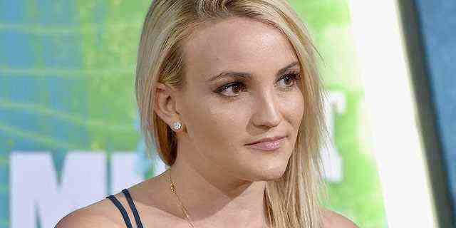 Spears' Schwester Jamie Lynn erhielt auch eine Unterlassungserklärung darüber, wie sie Britney während ihrer Werbetour für ihr Buch anspricht "Dinge, die ich hätte sagen sollen." 