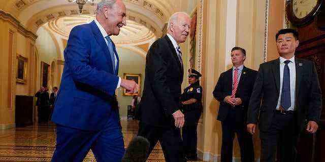 Präsident Biden geht mit dem Mehrheitsführer des Senats, Chuck Schumer, DN.Y., am Mittwoch, den 14. Juli 2021, im Kapitol in Washington spazieren, als er ankommt, um die neuesten Fortschritte auf seiner Infrastrukturagenda zu besprechen. 