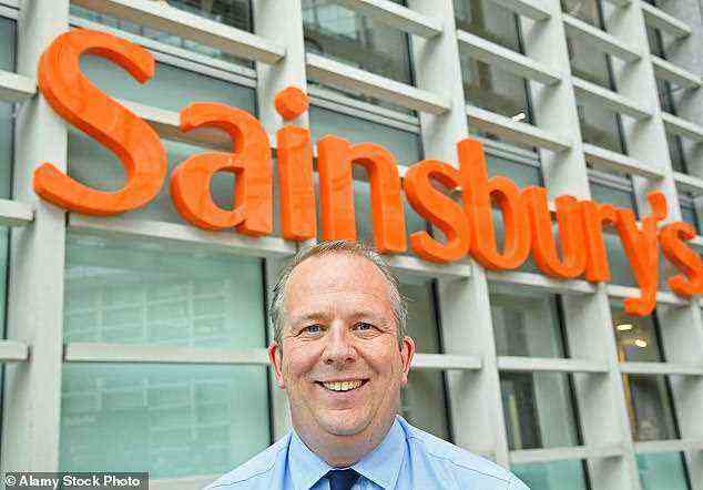 Auftrieb: Sainsbury-Chef Simon Roberts begrüßte das „größte Neujahr“ des Supermarkts aller Zeiten, als er sich den Konkurrenten Tesco und Marks & Spencer anschloss, um seine Gewinnerwartungen anzuheben