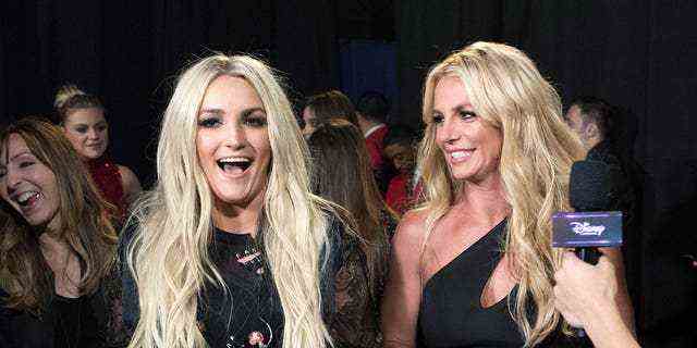 Britney Spears, rechts, hat mit ihrer Familie in den sozialen Medien öffentliche Stöße ausgetauscht, als ihre Schwester Jamie Lynn, links, sich darauf vorbereitete, eine Abhandlung mit dem Titel zu veröffentlichen. "Dinge, die ich hätte sagen sollen."
