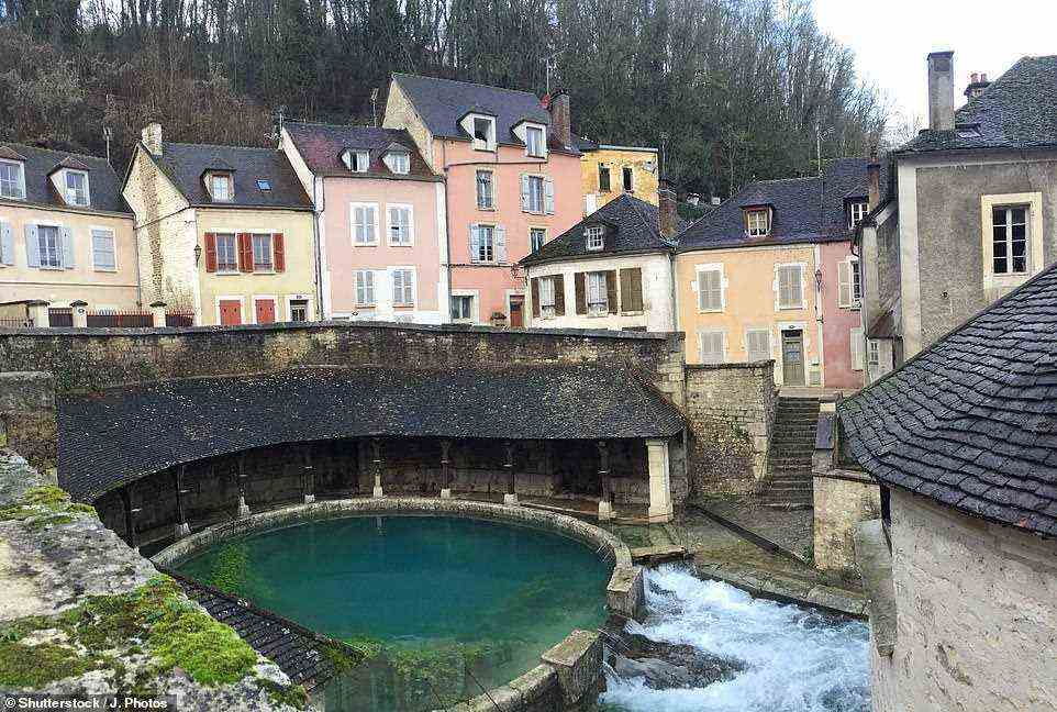 Im 18. Jahrhundert bauten französische Adlige ein Waschhaus oder „Lavoir“ um die Quelle herum, und diese Steinstruktur umgibt noch heute das Wasser