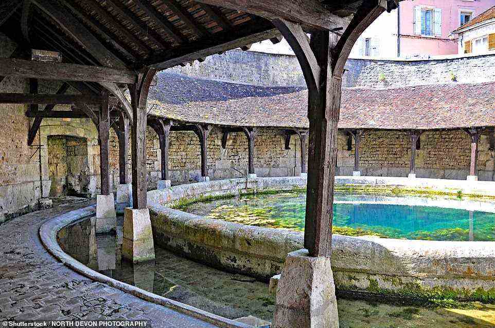 Besucher der Quelle können um die historischen Waschhausgebäude herumwandern, in das blaugrüne Wasser blicken und über ihre Quelle rätseln