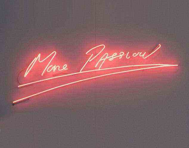 Tracey Emin entwarf und spendete ein Neonschild-Kunstwerk an die Downing Street, das „More Passion“ bedeutet und einen Wert von 250.000 Pfund haben soll