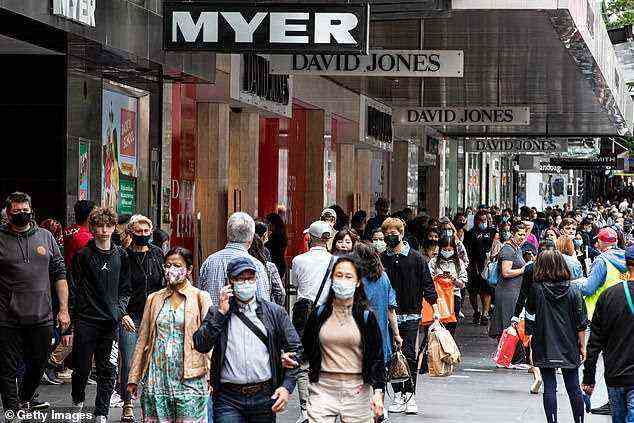 Die Arbeitskräftedaten des Australian Bureau of Statistics beziehen sich auf den Dezember, als ein Anstieg der Omicron-Fälle den Arbeitskräftemangel im Einzelhandel, Gastgewerbe und Baugewerbe verschärfte (im Bild die Bourke Street Mall in Melbourne).