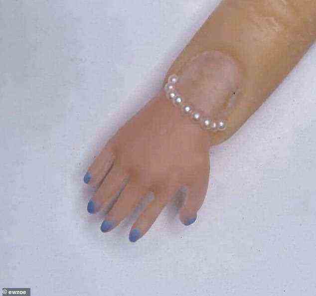 Ein Nageltechniker entschied, dass etwas in der Nagelkunstindustrie fehlte, und dieses Ding waren winzig kleine Hände
