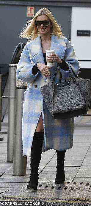 Wunderschön: Nadiya sah bei ihrer Ankunft in einem blau-cremefarbenen Mantel und oberschenkelhohen Stiefeln schick aus