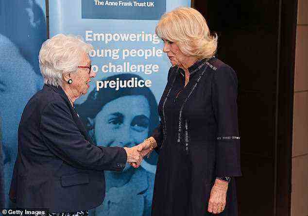 Eva Schloss MBE (links) ist die Stiefschwester von Anne Frank, Ehrenpräsidentin des Anne Frank Trust UK und Überlebende von Auschwitz