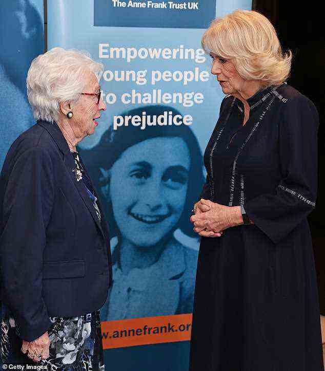 Eva Schloss (links) sagte, sie sei der Herzogin von Cornwall „zutiefst dankbar“, dass sie den Anne Frank Trust unterstützt habe