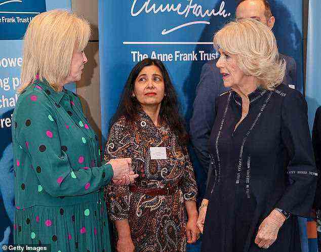 Gastrednerin Dame Joanna Lumley (links) beschrieb den Tag als „unvergesslich“ und sagte, die Begegnung mit Eva Schloss sei ein „Privileg“.  Sie soll mit Camilla befreundet sein