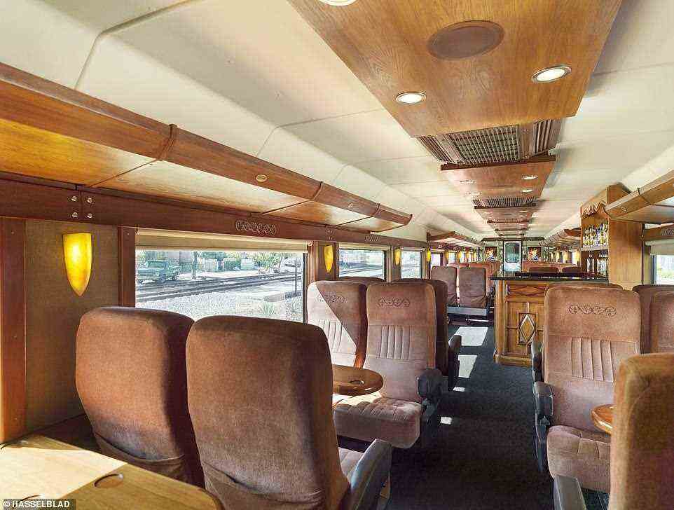 Im Inneren des Premium-Plus-Wagens, der „große Sitze und bequeme private Tische“ hat und „den alten Orient-Express nachahmt“.  Tickets kosten Mex$2.920 (£104)