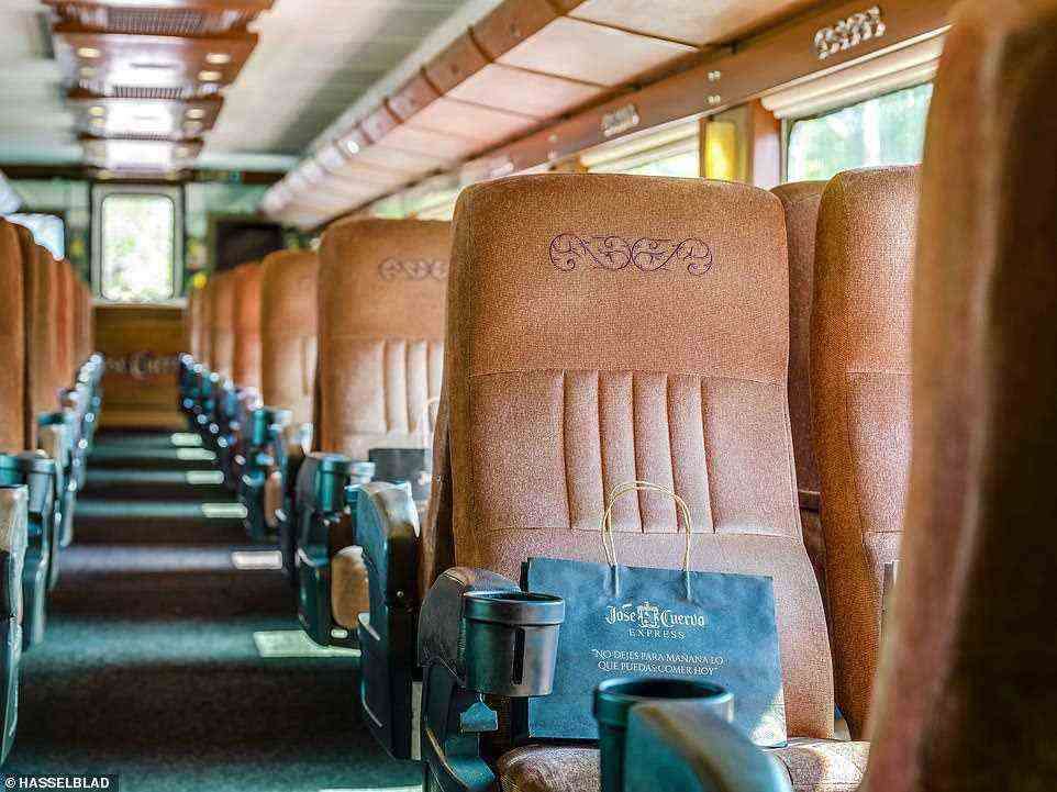 Die abgebildeten Schnellzugwagen haben Sitze, die „in Vierergruppen unterteilt, zurückgelehnt und mit einem Glashalter ausgestattet sind“.  Express-Tickets kosten ab Mex$2.140 (£76)