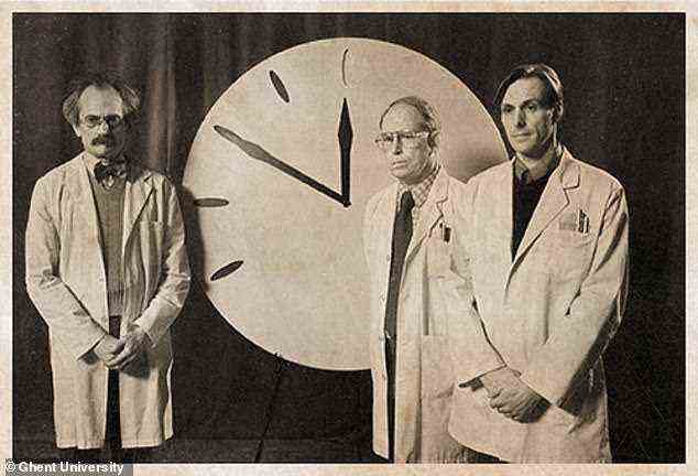Die Uhr wurde von US-Wissenschaftlern gegründet, die am Manhattan-Projekt beteiligt waren, das während des Zweiten Weltkriegs zu den ersten Atomwaffen führte, und ist ein symbolischer Countdown, um darzustellen, wie nahe die Menschheit an der Vollendung einer globalen Katastrophe ist.  Abgebildet ist die erste Enthüllung im Jahr 1947