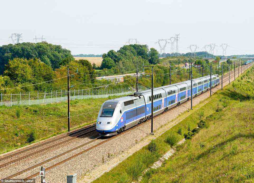 In der französischen Hauptstadt angekommen, steigt die Tour von Inntravel in einen TGV-Zug, um in den Süden zu reisen.  Abgebildet ist ein TGV in Moisenay, etwas außerhalb von Paris