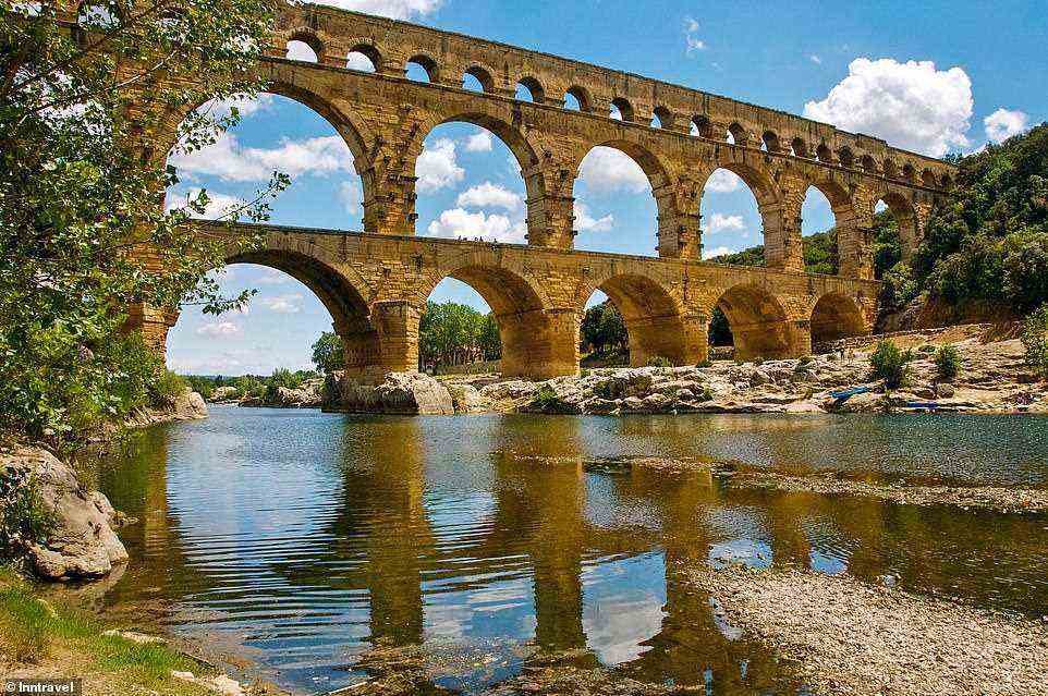Die Bahnreise von Inntravel konzentriert sich auf die römischen Tempel, Arenen und Aquädukte in Südfrankreich.  Abgebildet ist der Pont du Gard der Region