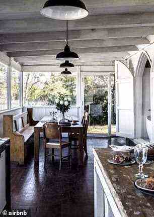 Gewölbte Türen öffnen sich zur Küche, wo Glasfenster die Wände einrahmen, um die Landschaft zu beobachten, während Sie speisen