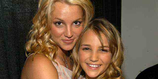 Zusätzlich zu den Sitzinterviews haben Britney und Jamie Lynn öffentlich in den sozialen Medien gekämpft.