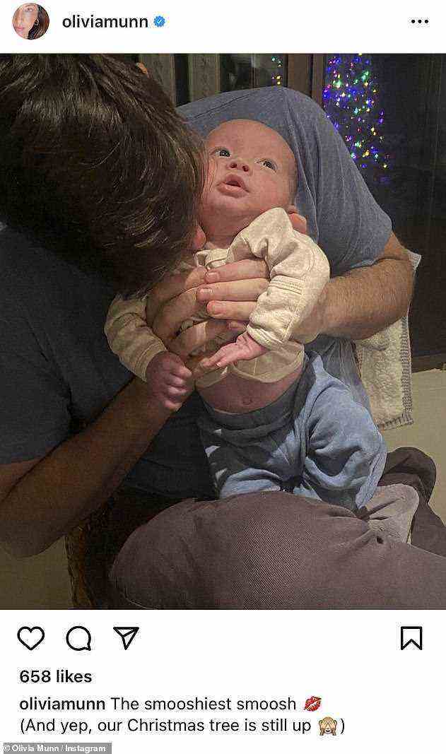 'Der smooshiest smoosh': Olivia Munn teilte Anfang dieses Monats ein süßes Foto von einem vernarrten John Mulaney, 39, mit ihrem neugeborenen Sohn Malcolm Hiệp zu Hause