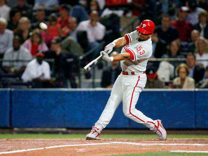 10. April 2006;  Atlanta, GA, USA;  Philadelphia Phillies Right Fielder (53) Bobby Abreu fährt im Shortstop Jimmy Rollins (nicht abgebildet) gegen die Atlanta Braves im Turner Field in Atlanta, GA.  Die Braves besiegten die Phillies mit 5:3.