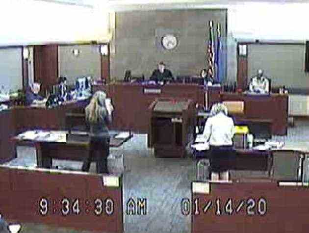 Ein öffentlicher Verteidiger (links) zeigte dem Gericht in der Haftbefehlsverhandlung die beiden Fahndungsfotos des Mannes und der Richter ließ Shane Lee Brown am 14. Januar sofort frei