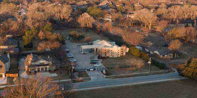 Eine Luftaufnahme der Polizei, die am Sonntag, den 16. Januar 2022, in Colleyville, Texas, vor der Synagoge der Kongregation Beth Israel steht.