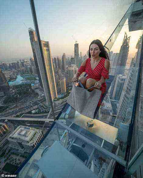 Sky Views Dubai sagt: „Da die Rutsche einen transparenten Boden und transparente Seiten hat, erhalten die Besucher eine 360-Grad-Ansicht – schauen Sie nur nicht nach unten, wenn Sie sich leicht erschrecken lassen!“