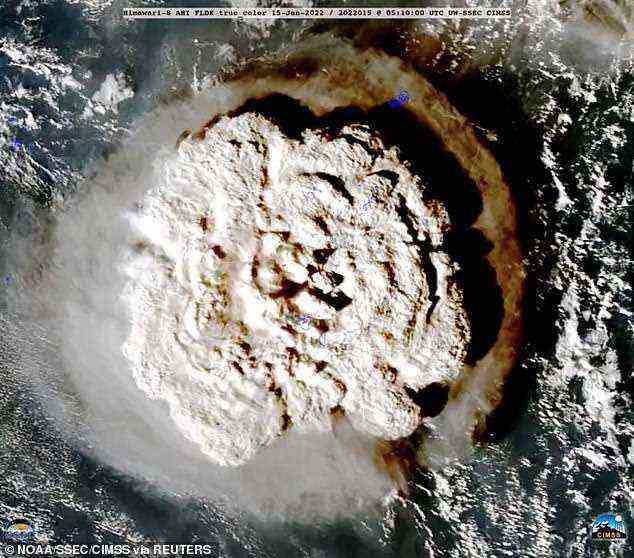 Der Vulkan verursachte eine „massive Explosion“, die alle tausend Jahre einmal vorkommt.  Es löste ein Erdbeben der Stärke 7,4 aus und schickte Tsunami-Wellen auf die Insel, die mit Asche bedeckt und von der Hilfe von außen abgeschnitten waren