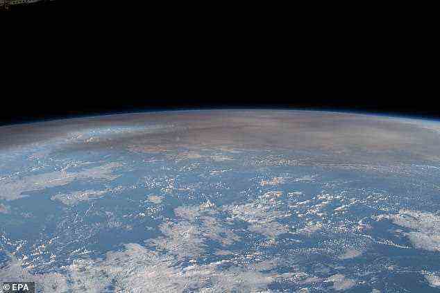 Die riesige Explosion wurde auch von Astronauten an Bord der Internationalen Raumstation (ISS) gesehen, und die NASA hat kürzlich ein Bild geteilt, das aus den Kuppelfenstern des Schiffes aufgenommen wurde und eine Decke aus Asche aus Federn zeigt, die Tausende von Fuß in die Atmosphäre spucken