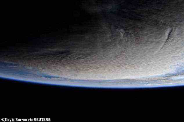 Die Bilder wurden von der NASA-Astronautin Kayla Barron aufgenommen, als die Station Neuseeland überflog, 1.200 Meilen von der Stelle des Vulkans entfernt, der im Rahmen nicht sichtbar ist, während sie aus 253 Meilen über der Erde nach unten blickte