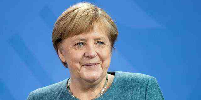 Die ehemalige deutsche Bundeskanzlerin Angela Merkel nimmt am 30. August 2021 in Berlin, Deutschland, an einer Zeremonie zur Verleihung der Buber-Rosenzweig-Medaille im Bundeskanzleramt teil.  (Foto von Andreas Gora – Pool/Getty Images)
