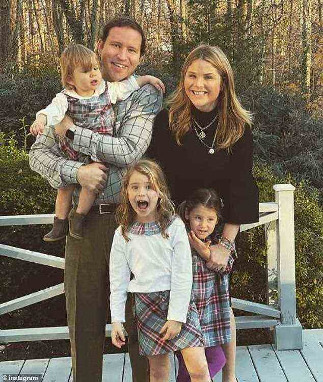 Bush Hager und ihr Ehemann Henry Hager haben drei Kinder: Mila (acht), Poppy (sechs) und Hal (zwei).  Es war ihre Mutter Laura Bush, die sie daran erinnerte, dass es zwei Jahre dauert, um nach der Geburt in Form zu kommen