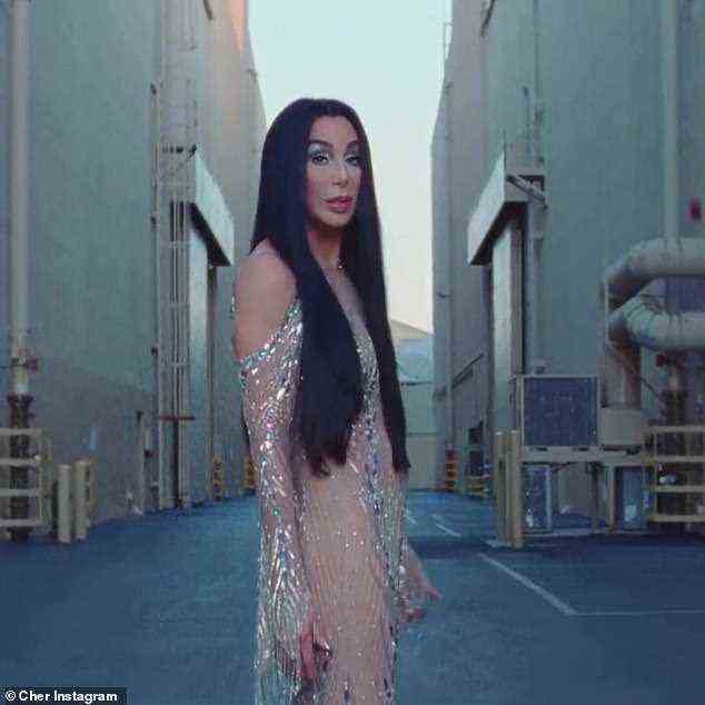 Die Werbung endet damit, dass Cher die ikonische Passform anzieht, die sie 1975 auf dem Cover von Time trug: „Ich liebe es, für immer zu bleiben“, sagt sie als Schlusswort