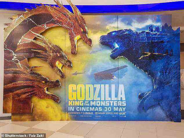 Ramisyllis kingghidorahi wurde auf der japanischen Insel Sado gefunden und von einem internationalen Forscherteam unter Leitung der Universität Göttingen beschrieben.  Im Bild: King Ghidorah, links, mit Godzilla, rechts, auf einem Poster für den Film „Godzilla: King of the Monsters“ aus dem Jahr 2019