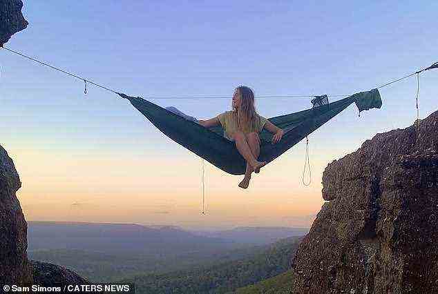 Sam Simons, 23, Ariana Simons, 19, (im Bild) verbrachten die Nacht in einer schwingenden Hängematte, die 70 Fuß in der Luft hing