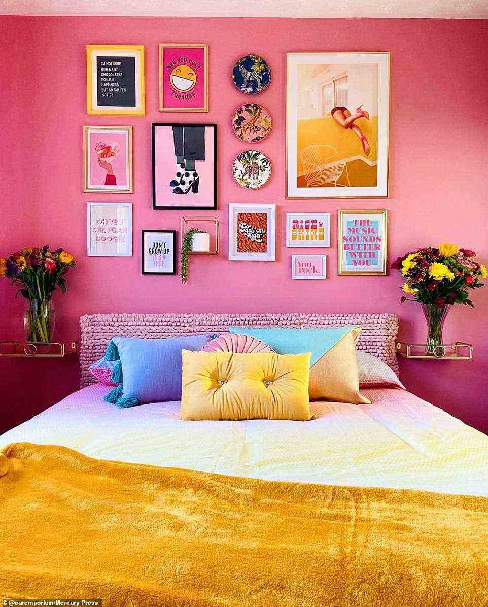 Das Haus wurde mit leuchtenden Farben und auffälligen Drucken umgestaltet, einschließlich des lebhaften Gästezimmers mit einer kräftigen rosa Wand, einem gehäkelten pastellrosa Kopfteil und verschiedenen lebhaften grafischen Kunstwerken