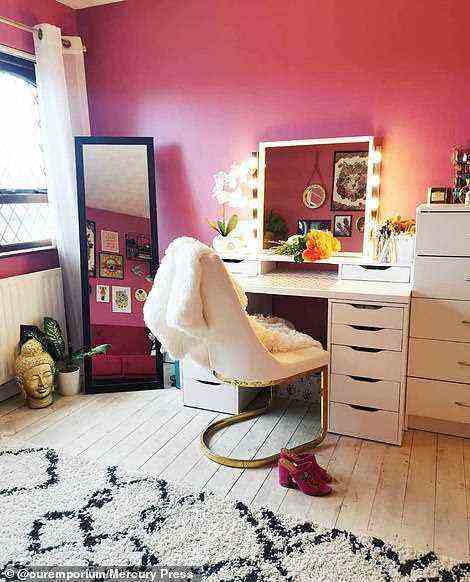 Jetzt verfügt das Zimmer über auffällige Drucke, eine kräftige rosa Wand und trendiges Dekor