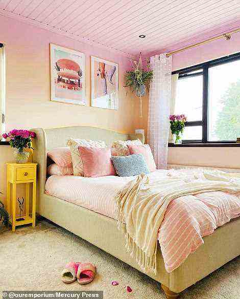 Das Schlafzimmer wurde in einen hellen und luftigen Wohnraum mit pastellfarbenen Ombre-Wänden verwandelt