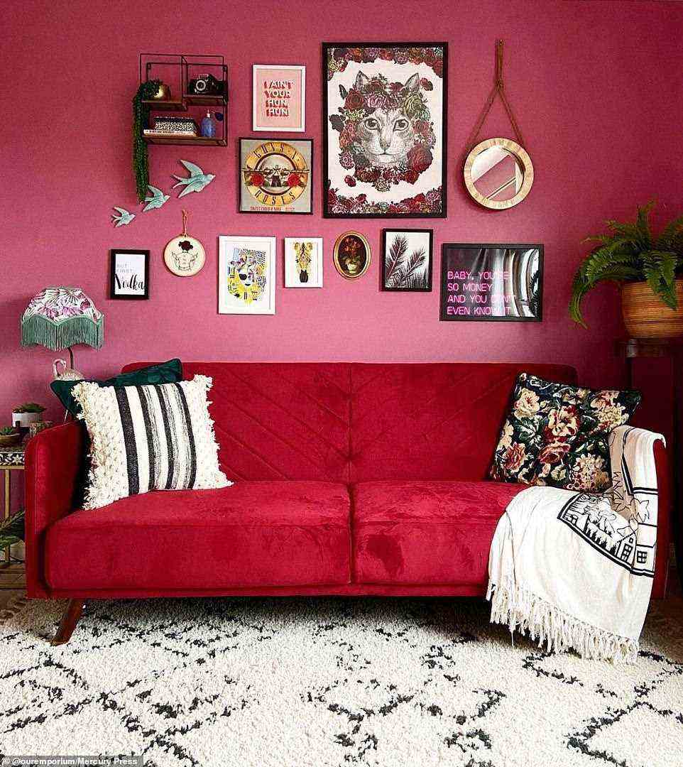 Der Schönheitsraum verfügt über einen Teppich im Scandi-Stil, ein tiefrotes Sofa, eine kräftige rosa Wand und ein vielseitiges Dekor und Kunstwerke