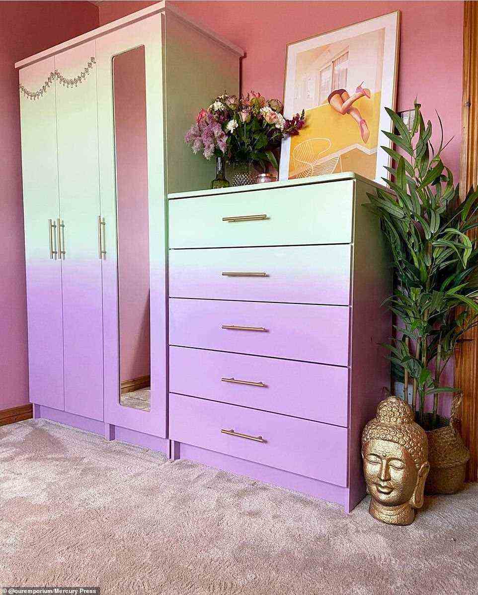 Das renovierte Gästezimmer verfügt über eine leuchtend violette und mintgrüne Ombre-Kommode und auffällige rosa Wände.  Obwohl sie noch nie zuvor einen Pinsel in die Hand genommen hatte, gelang es Joanne, den Ombre-Effekt selbst zu erzeugen