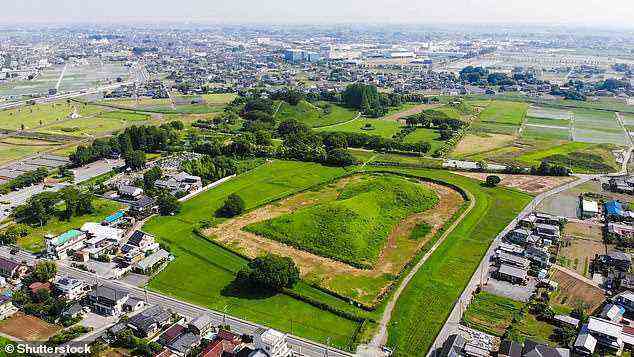 Hunderte von alten Grabhügeln sind über die japanischen Inseln verstreut, von denen die größten als Kofun bekannt sind und wie ein Schlüsselloch geformt sind