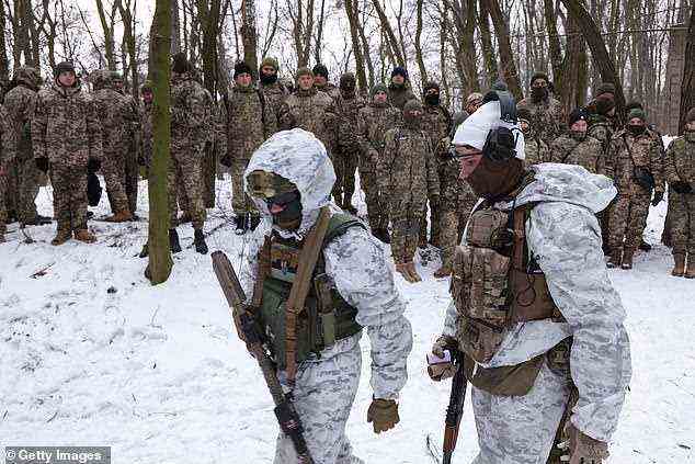 Zivile Teilnehmer einer Kiewer Territorialverteidigungseinheit trainieren am Samstag in einem Wald, wobei Tausende von Zivilisten eine grundlegende Kampfausbildung erhalten