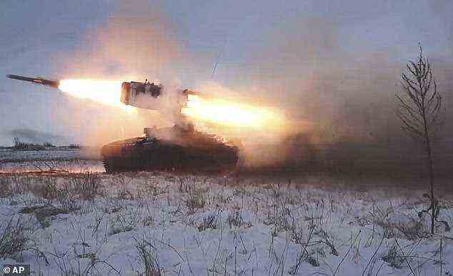 Ein russischer Raketenwerfer feuerte letzten Monat bei Militärübungen in der Nähe von Orenburg im russischen Ural