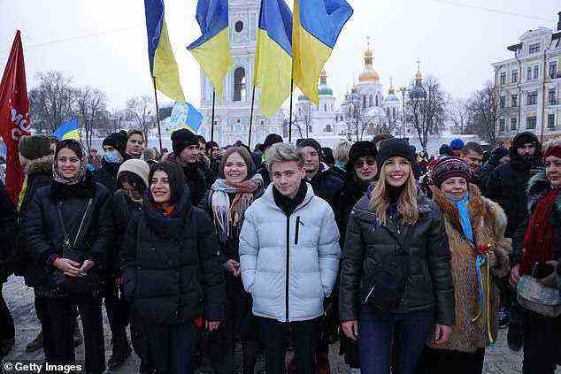 Menschen mit ukrainischen Flaggen nehmen am Tag der Einheit an einer patriotischen Kundgebung auf dem Sophia-Platz teil.  Redner auf der Kundgebung forderten die Mitgliedschaft der Ukraine in der Europäischen Union und im NATO-Militärbündnis und verspotteten den russischen Präsidenten Wladimir Putin