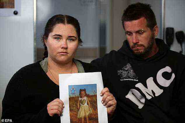 Cleos Mutter Ellie Smith und Stiefvater Jake Gliddon bitten um Informationen während ihres Verschwindens.  Cleo wurde Anfang November lebend und wohlauf gefunden, 18 Tage nachdem sie auf dem Campingplatz verschwunden war