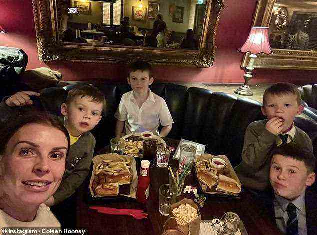 Familienessen: Die TV-Persönlichkeit teilte ein entzückendes Foto ihrer Jungs Kai (12), Klay (8), Kit und Cass (3), als sie ihr Essen zu sich nahmen
