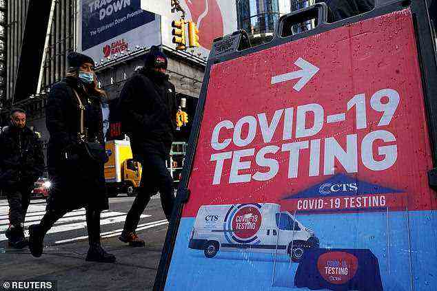 New York war einst mehrfach der Hotspot der Nation für Covid-Infektionen.  Einwohner sind abgebildet, wie sie am 20. Januar in New York City an einem Testschild vorbeigehen