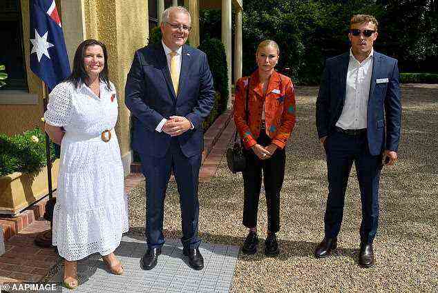 Grace Tame (im Bild zweite von rechts mit dem Verlobten Max Heerey) sah nicht gerade begeistert aus, als sie neben dem Premierminister und seiner Frau Jenny (im Bild links) stand.