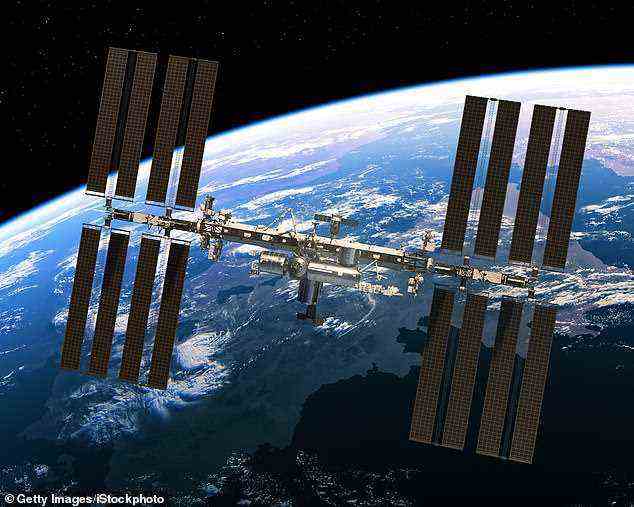 Die ISS (im Bild) schwebt in einer niedrigen Erdumlaufbahn in einer Höhe von 254 Meilen.  Er fliegt alle 90 Minuten mit einer Geschwindigkeit von 5 Meilen pro Sekunde um die Welt