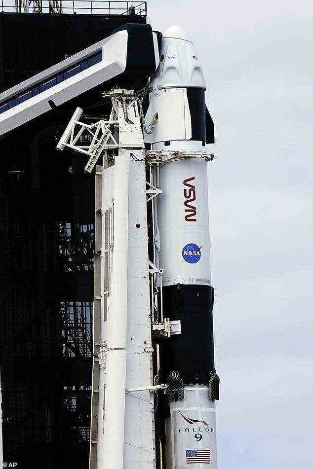 Die Crew Dragon-Kapsel von SpaceX ist hier auf einer SpaceX Falcon 9-Rakete zu sehen, die sich auf den Start mit vier Astronauten an Bord auf einer Mission zur ISS im November 2021 vorbereitet