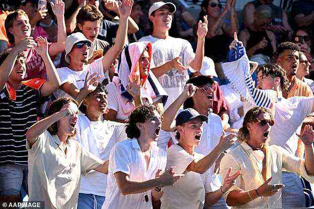 Junge australische Fans drehen durch, nachdem Kyrgios und Kokkinakis ihren Platz im Doppel-Halbfinale der Australian Open gebucht haben